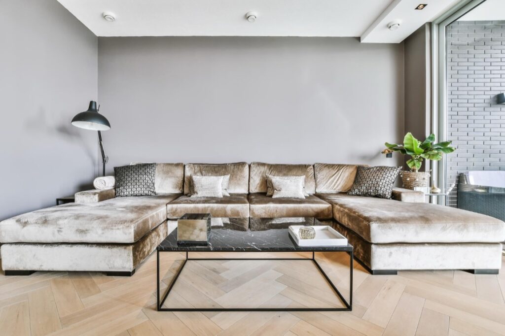 Podłogi wykonane z naturalnych materiałów nie tylko pięknie się prezentują, ale są także lepszą opcją dla środowiska