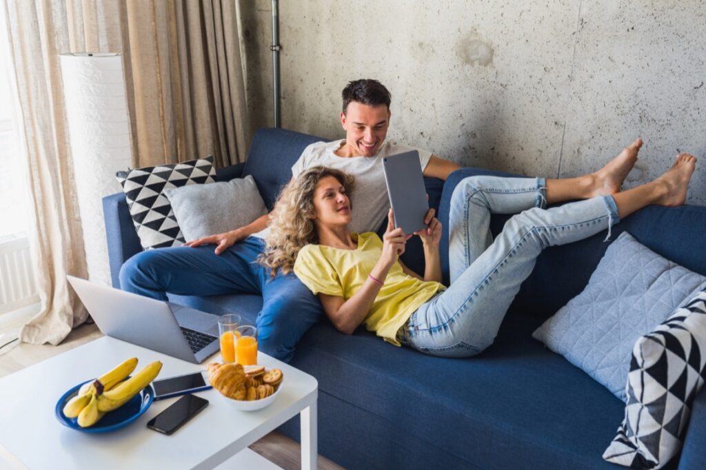 Decyzja o wynajmie mieszkania to kwestia, która wymaga przemyślenia wielu aspektów